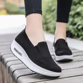 Új női lapos tornacipők Kényelmes könnyű vastag talp lélegző hálós női cipő Slip-On tartós tavasz stílusos trend szabadidős lakások